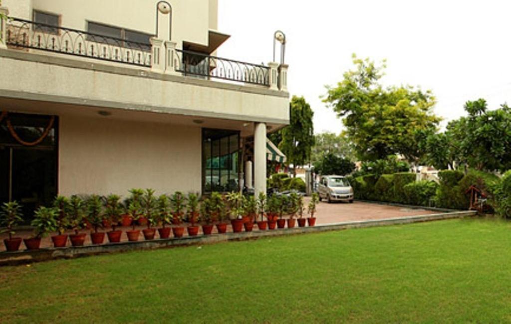 Brijwasi Royal Hotel Mathura Luaran gambar